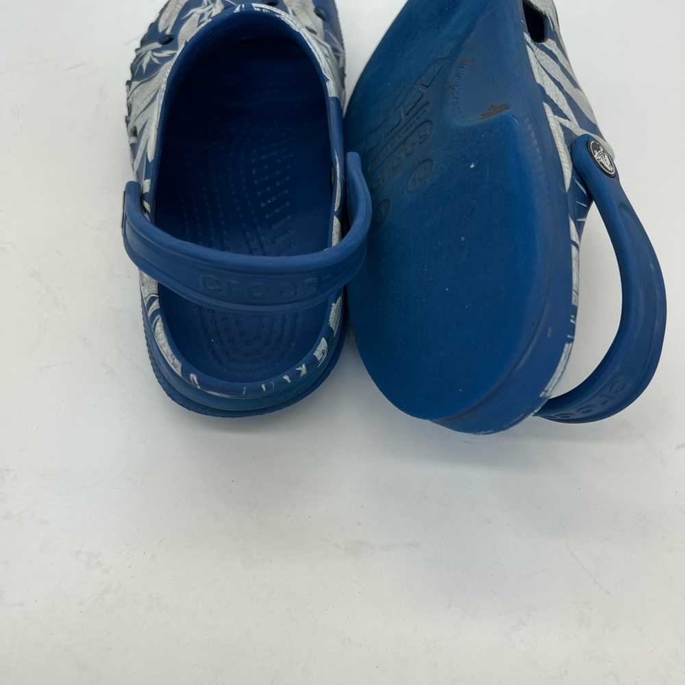 CROCS Navy Blue White Tropical Print Clogs - Picture 5 of 5